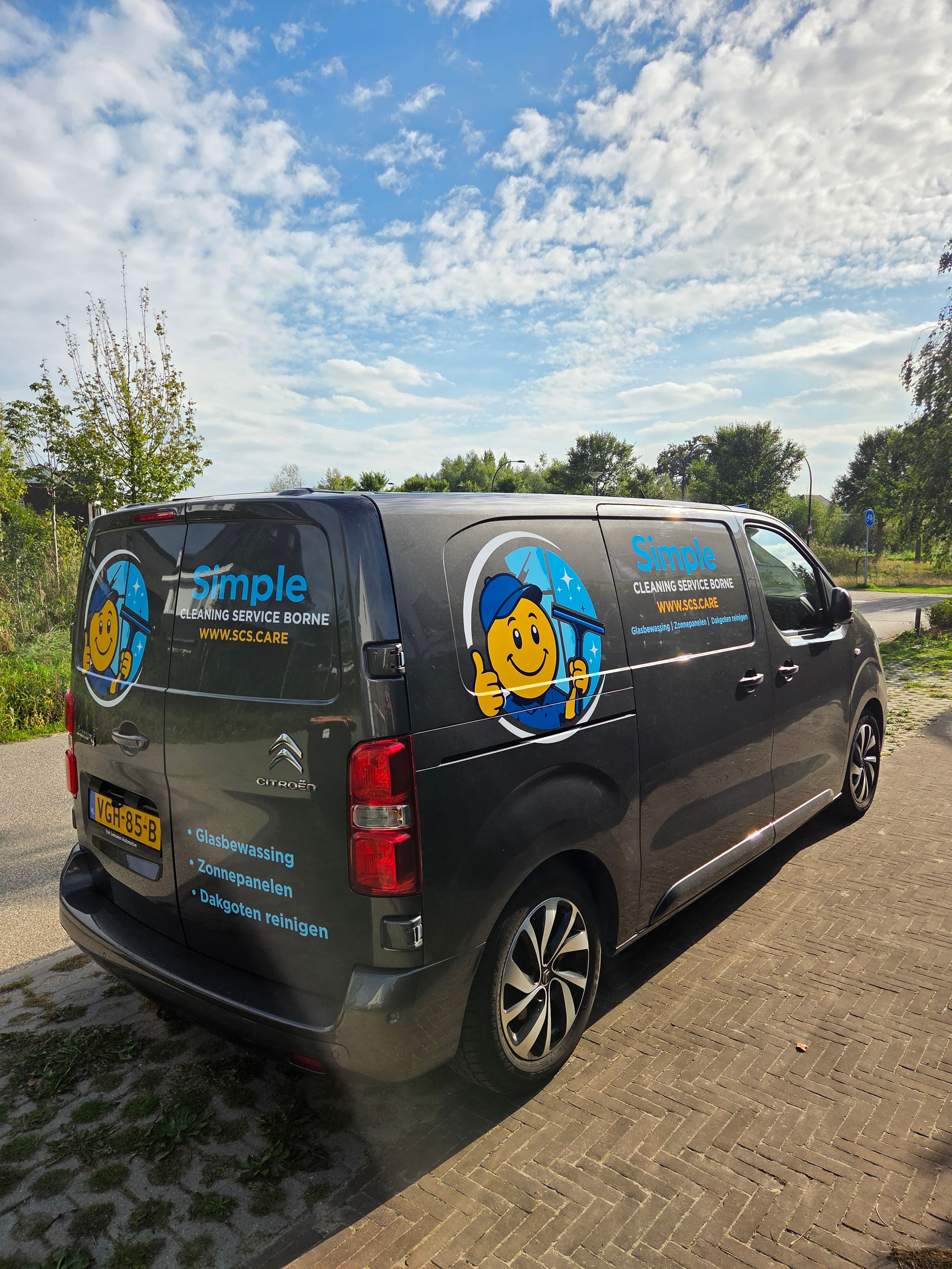 Servicebus van Simple Cleaning Service in Borne